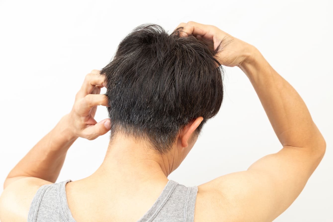 男性が悩んでいる画像