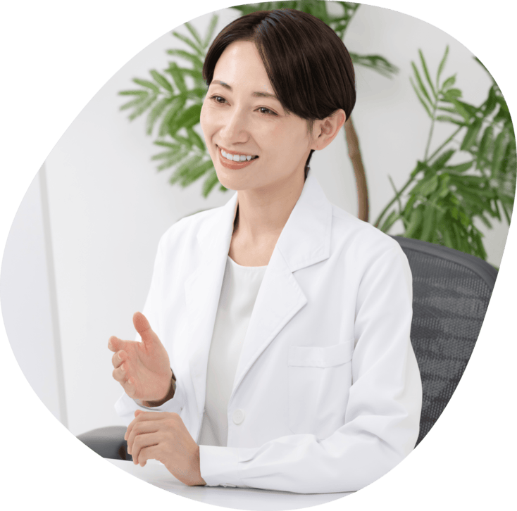 スマホを見る女性