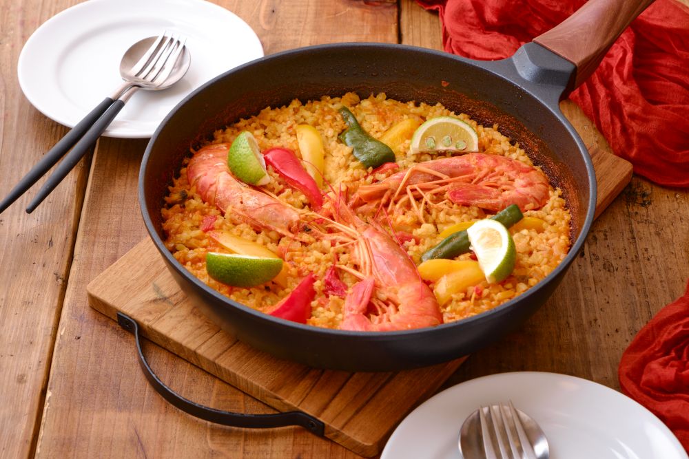 フライパンで海老の玄米パエリア