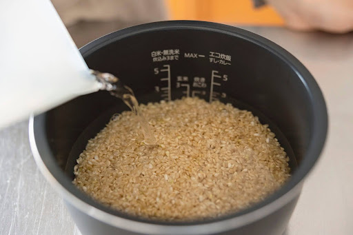 2. 浸漬：じっくり浸漬させ、旨味を引き出す