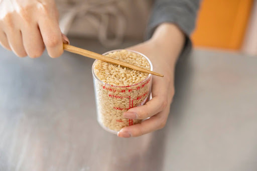 1. 玄米の計量と洗米：正確に量り、丁寧に洗う