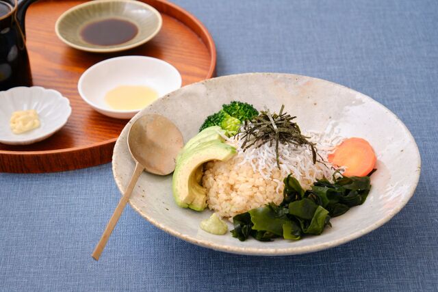 アボカド×しらす×緑黄色野菜の美肌玄米ボウル