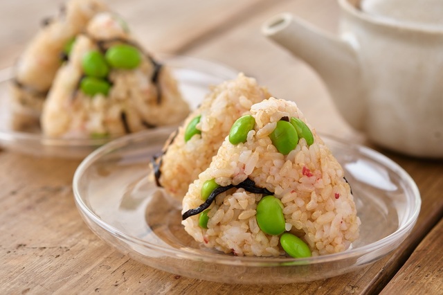 枝豆と塩昆布のゆかりおむすび