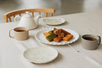 お茶とともに楽しむフィナンシェ