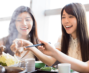 食事を楽しむ女性