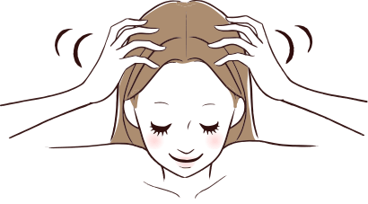 頭皮にスプレーし、指の腹でマッサージする様子