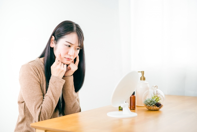 肌の乾燥が気になる女性