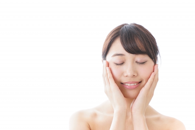 化粧水をハンドプレスする女性