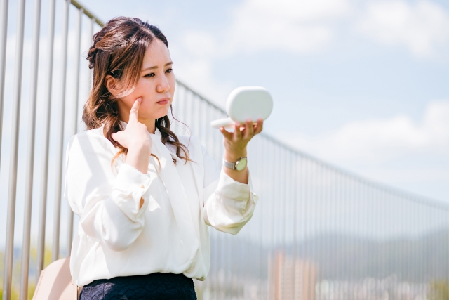 外出先で肌の乾燥が気になる女性