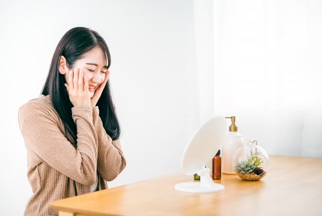 肌の乾燥対策をする女性