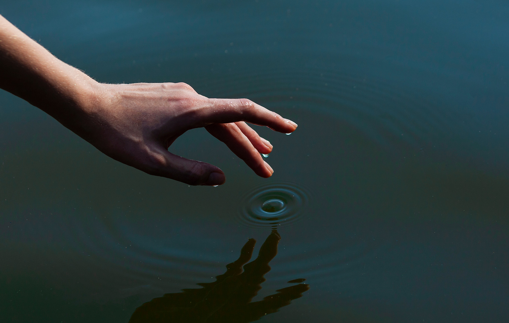 水面と手