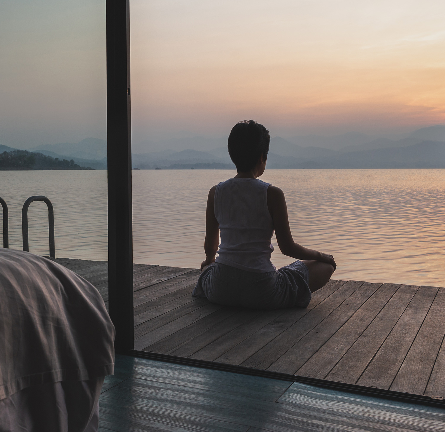 海の前で坐禅を組む女性