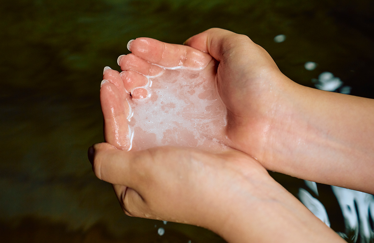 手のひらの湧水