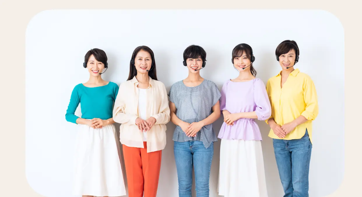ヘッドセットを装着した5人の日本人女性カスタマーサポートスタッフ