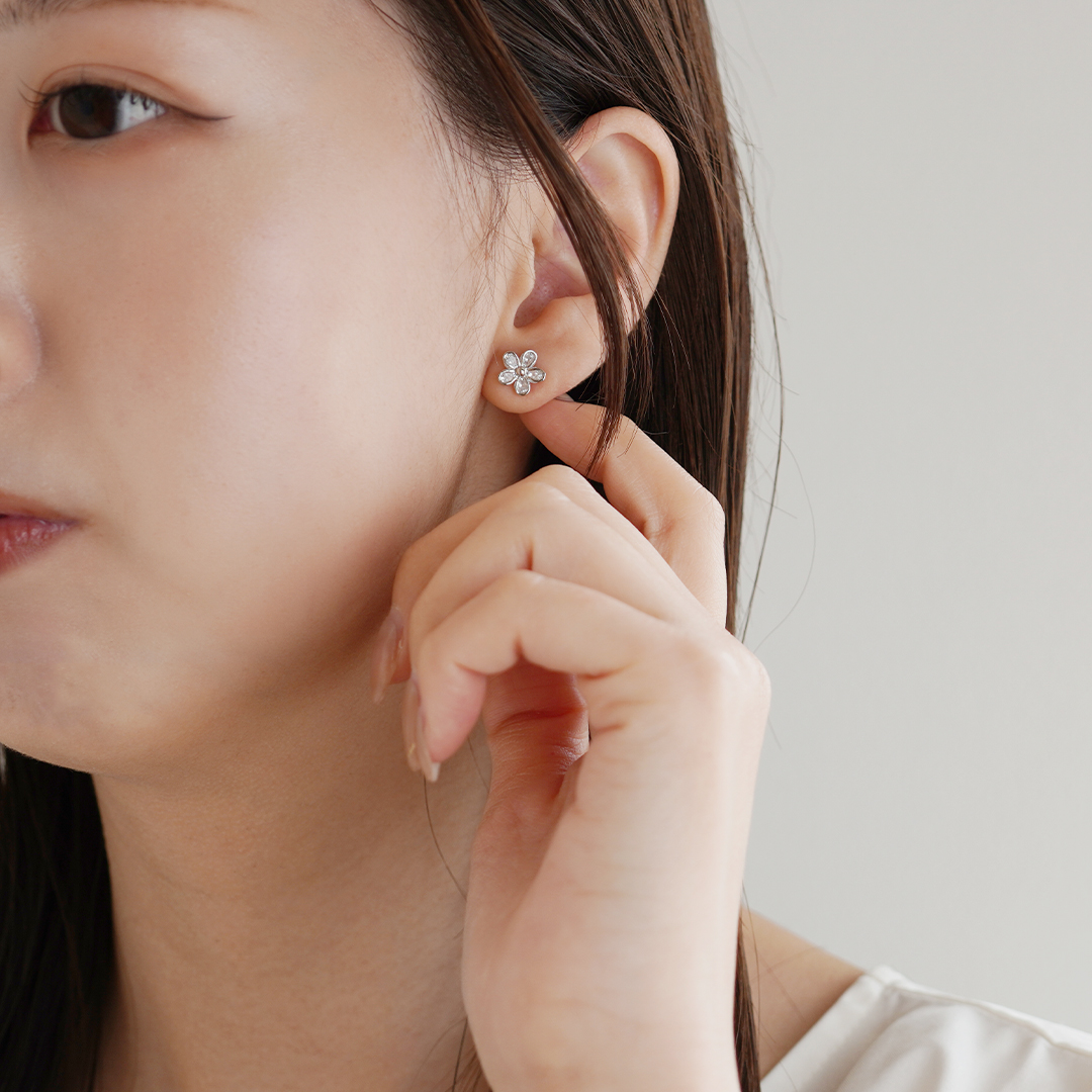 K18 WG フラワーモチーフ ピアス  P-2