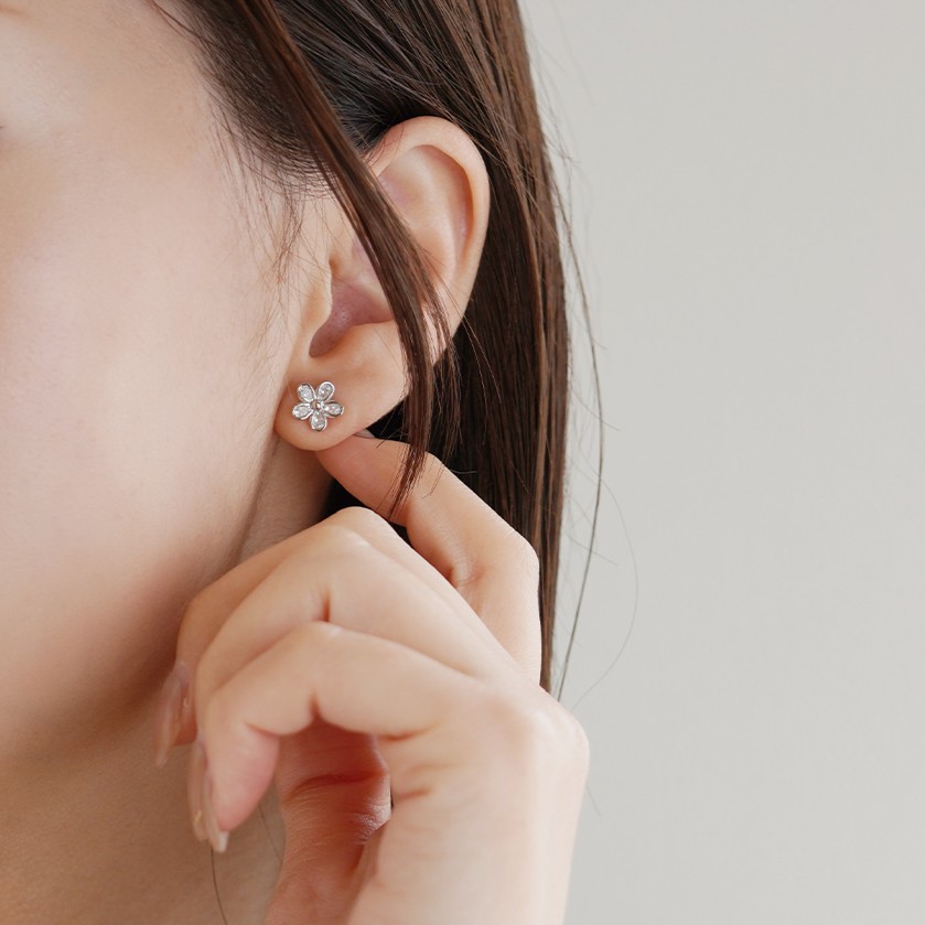 K18 WG フラワーモチーフ ピアス  P-2