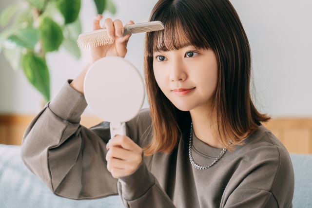 前髪のくせ毛がひどい時の直し方とは？うねる原因やおすすめホームケアを解説