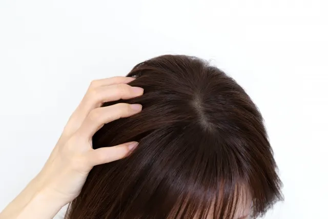 女性の頭皮が臭いと感じる5つの原因