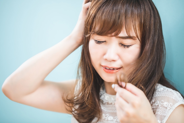 【タイプ診断あり】くせ毛の4つの種類と正しいシャンプー手順、今日からできるケアを紹介