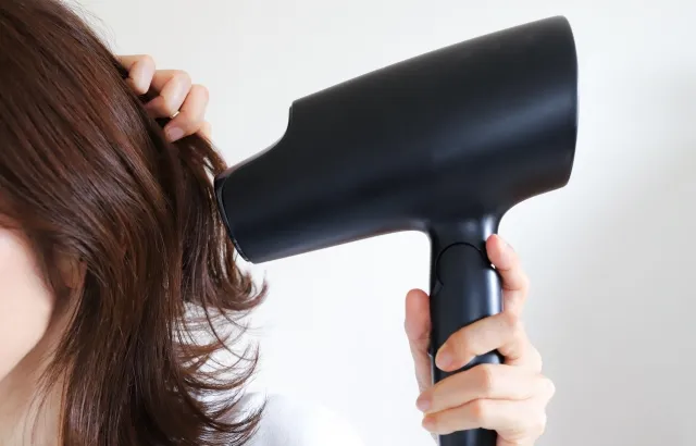 2.ドライヤーで髪をしっかり乾かす