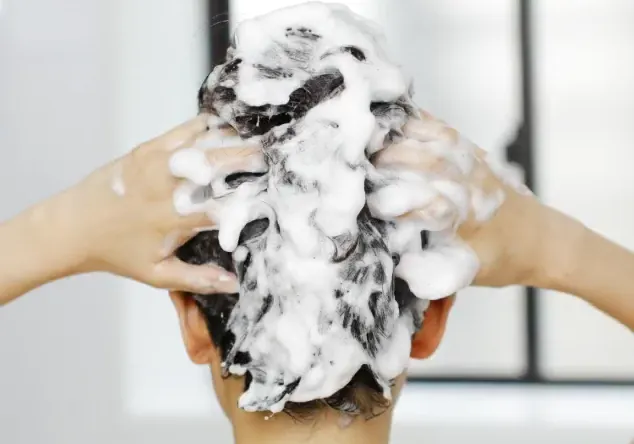 髪を丁寧に洗う習慣をつける