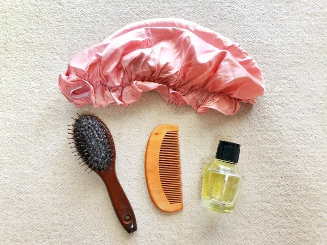 ナイトキャップを使用して睡眠時の摩擦を軽減する