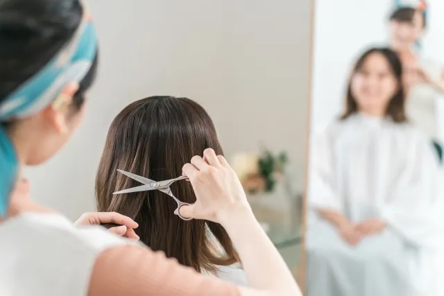 【美容院でできる】パサパサの髪の毛を改善する方法3選