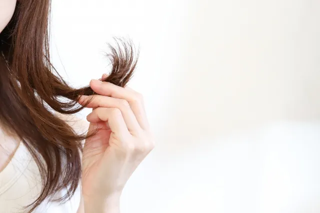 髪の毛がパサパサする原因は？改善方法やお手入れのコツを紹介】