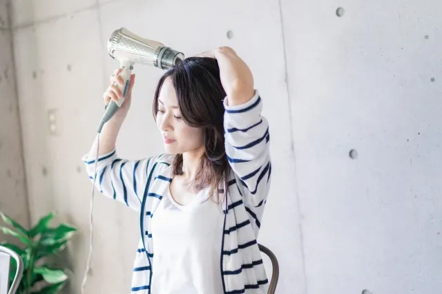 【夜のヘアオイルの使い方】お風呂上りのヘアケアに