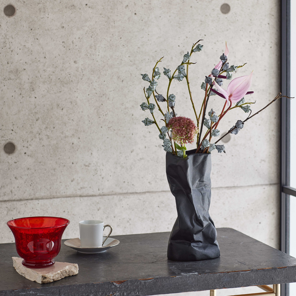 Phantasma 形状展開: 外寸：約12L×約10W×約23H, カラー展開: MATT WHITE