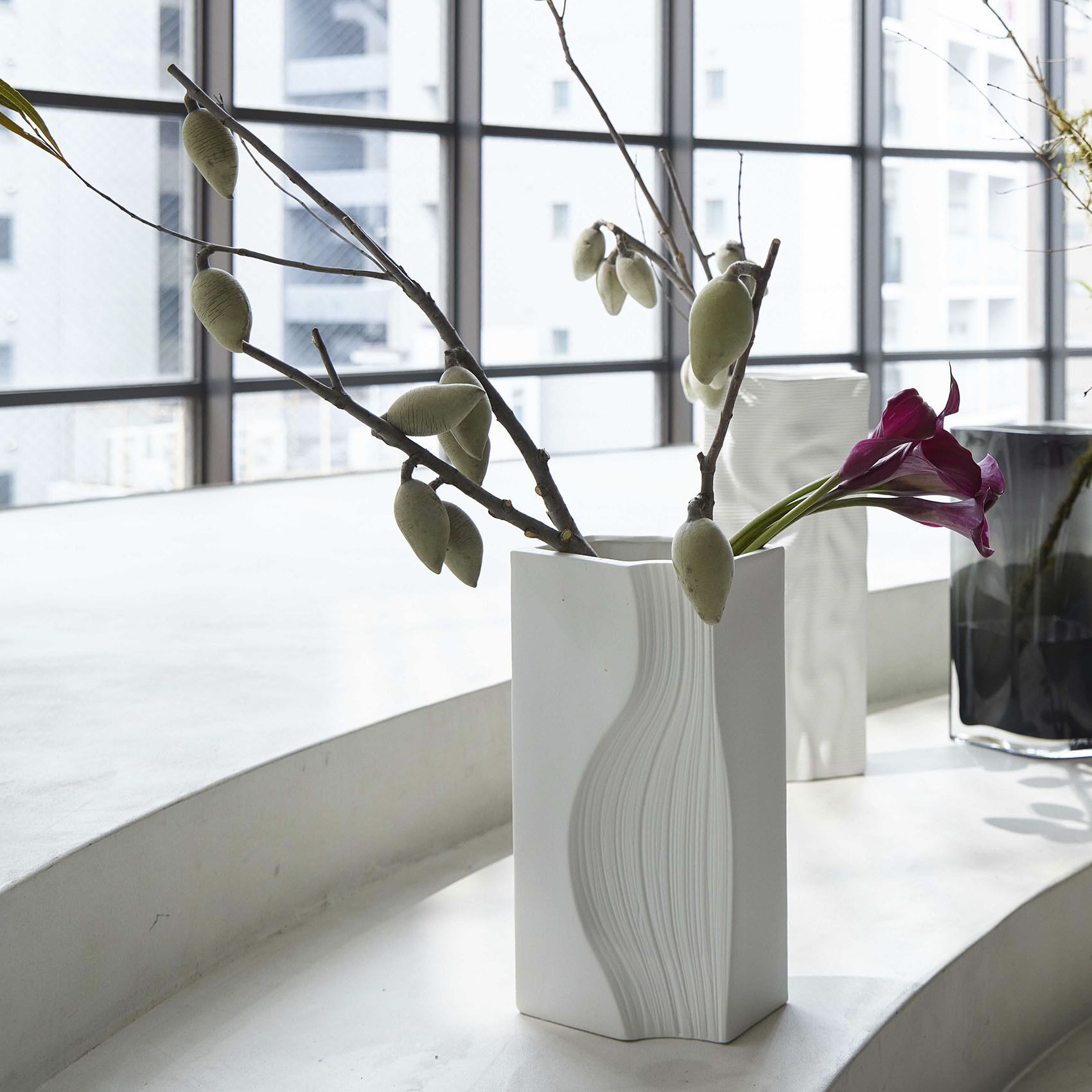 Phantasma 形状展開: 外寸：18L×12W×36H, カラー展開: MATT WHITE