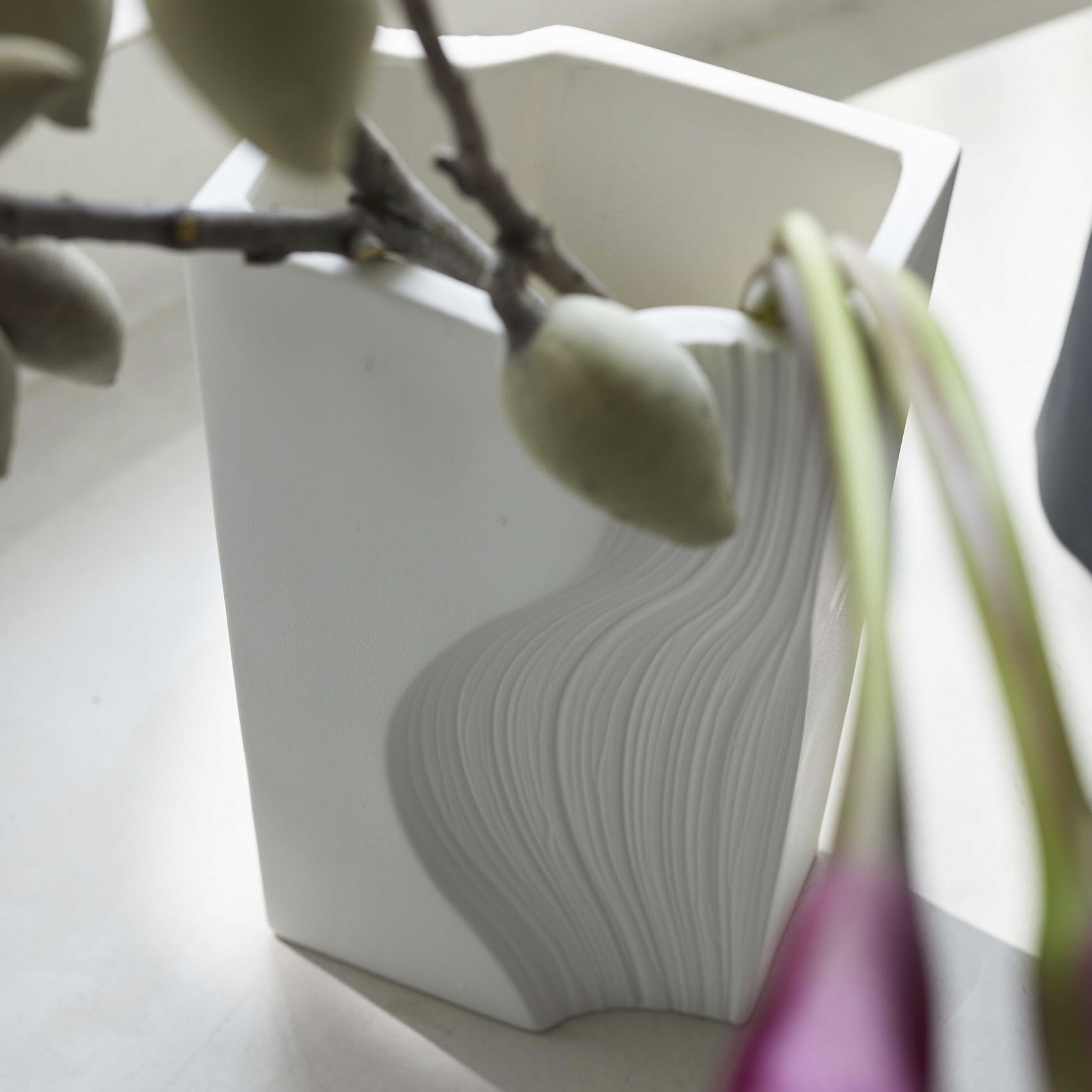 Phantasma 形状展開: 外寸：18L×12W×36H, カラー展開: MATT WHITE