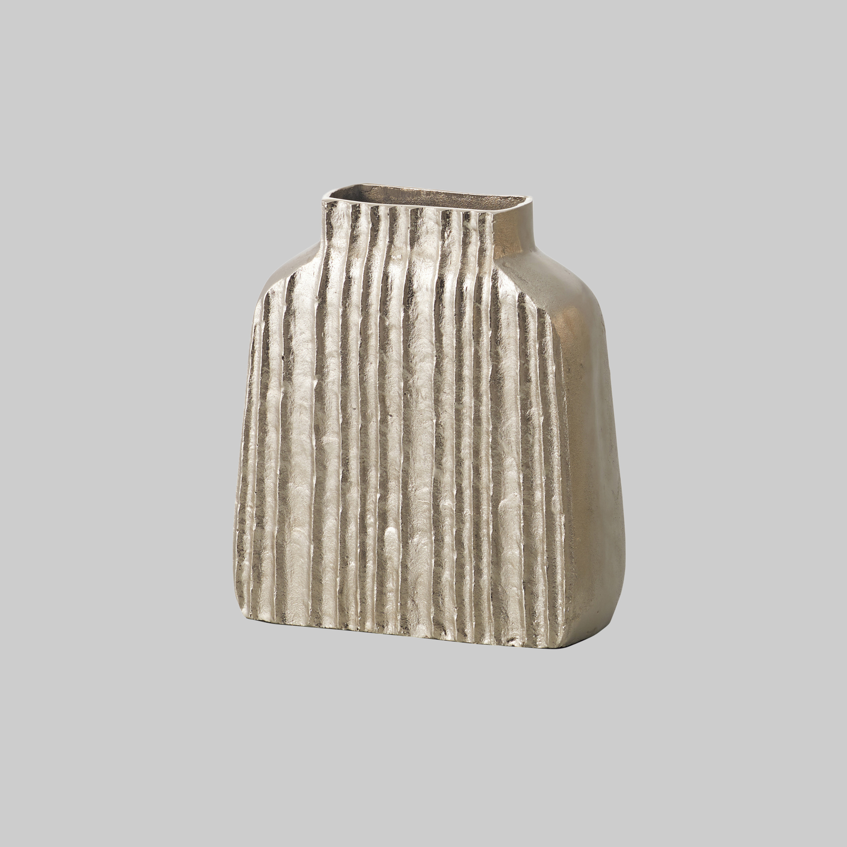 Aluminum cascade 形状展開: S  外寸：25L×12W×28H, カラー展開: SILVER