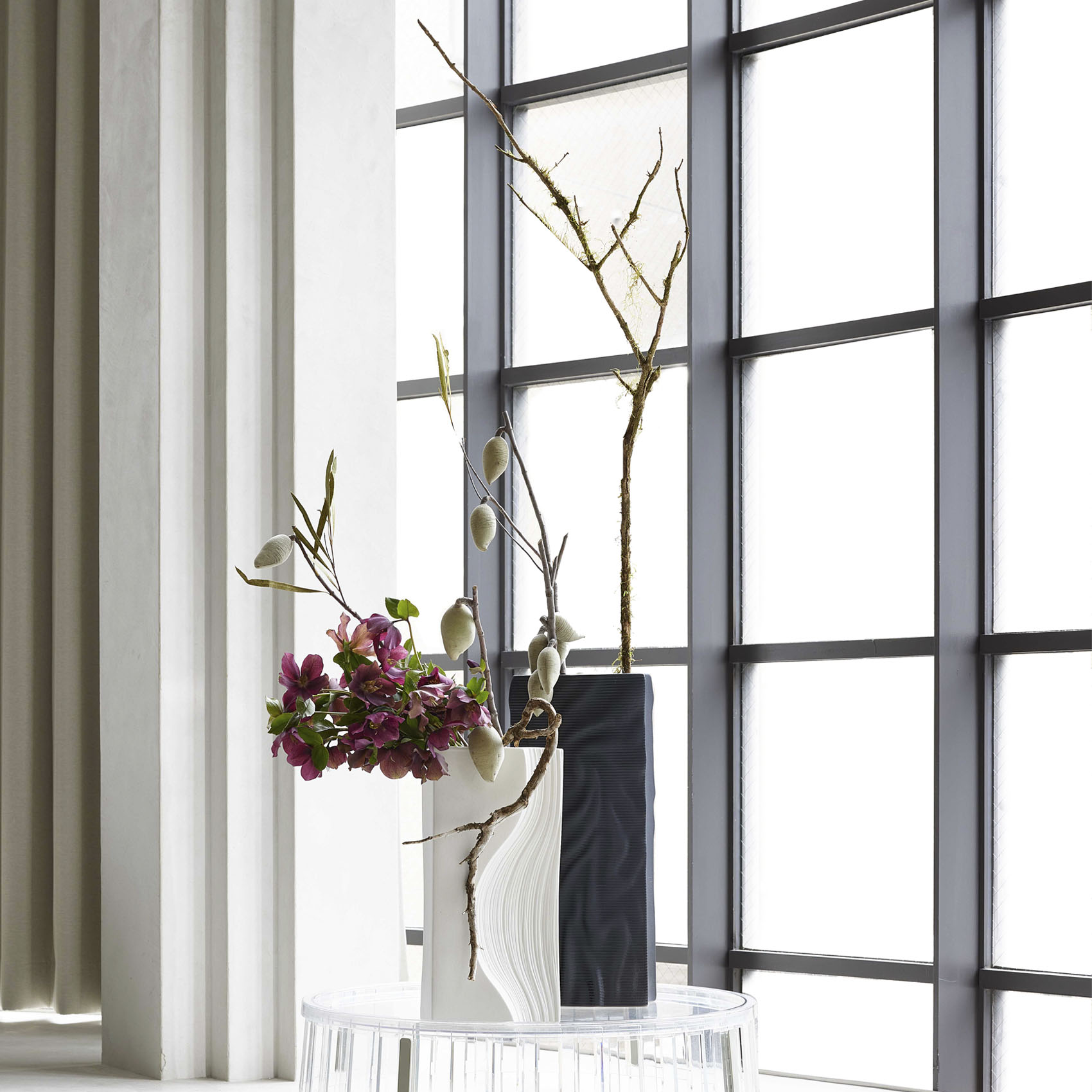 Phantasma 形状展開: 外寸：18L×12W×36H, カラー展開: MATT WHITE