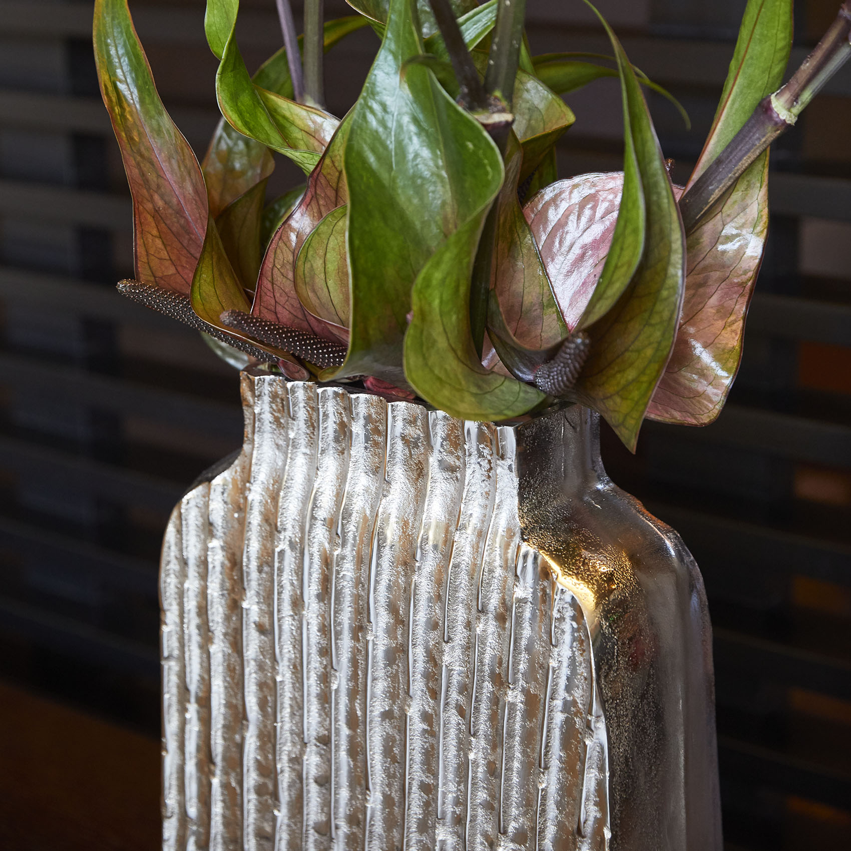 Aluminum cascade 形状展開: S  外寸：25L×12W×28H, カラー展開: SILVER