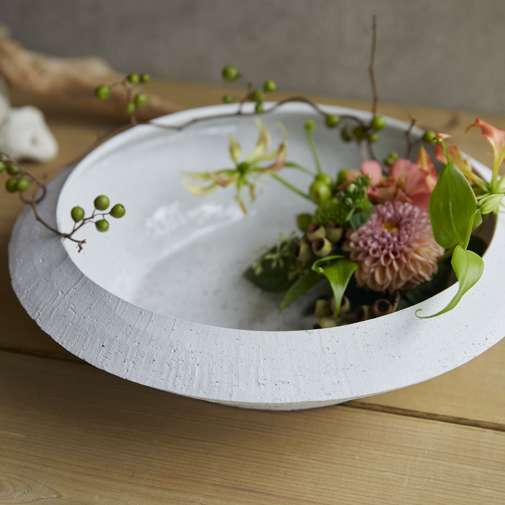 ZARA 形状展開: S  外寸：20φ×6.5H, カラー展開: MATT WHITE