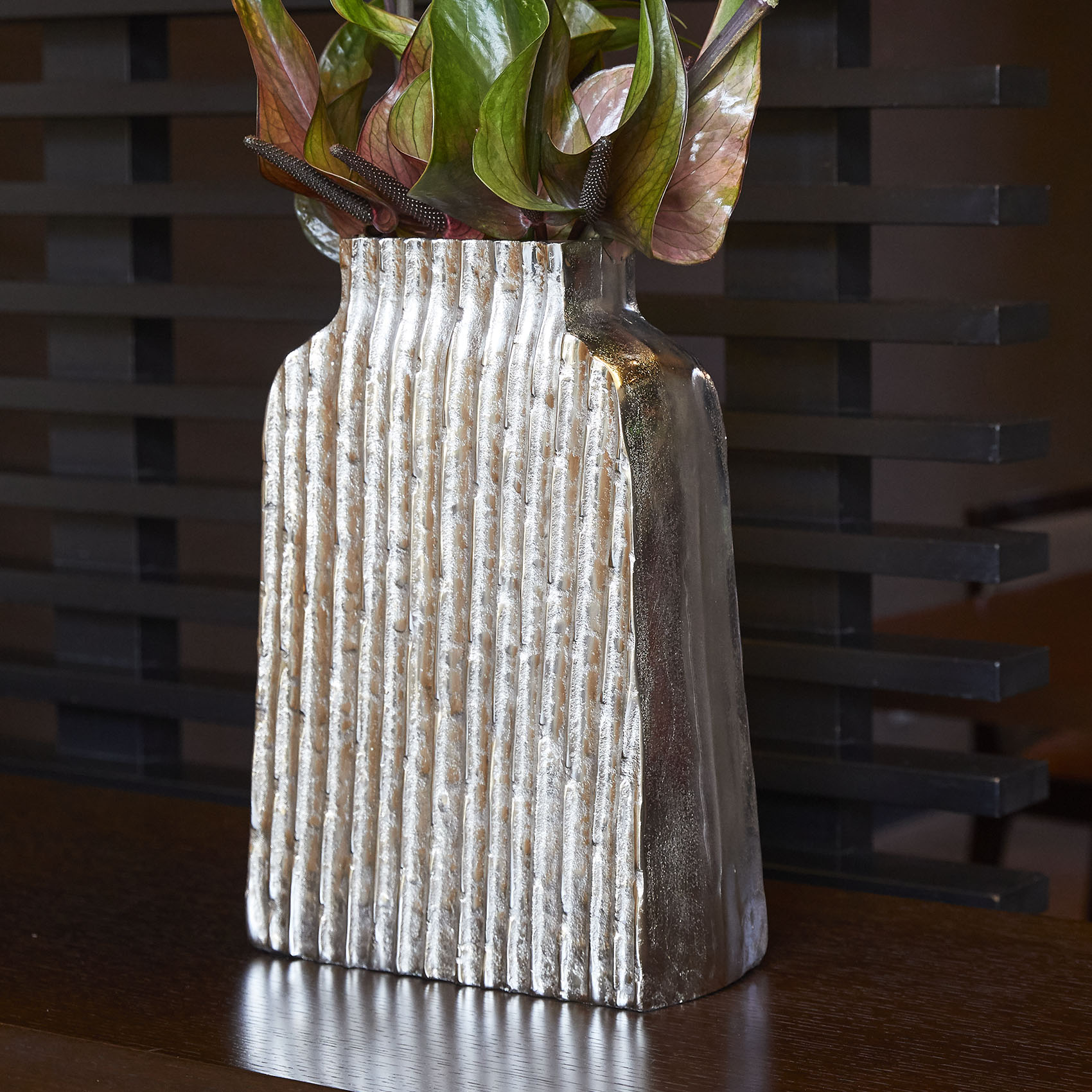 Aluminum cascade 形状展開: S  外寸：25L×12W×28H, カラー展開: SILVER