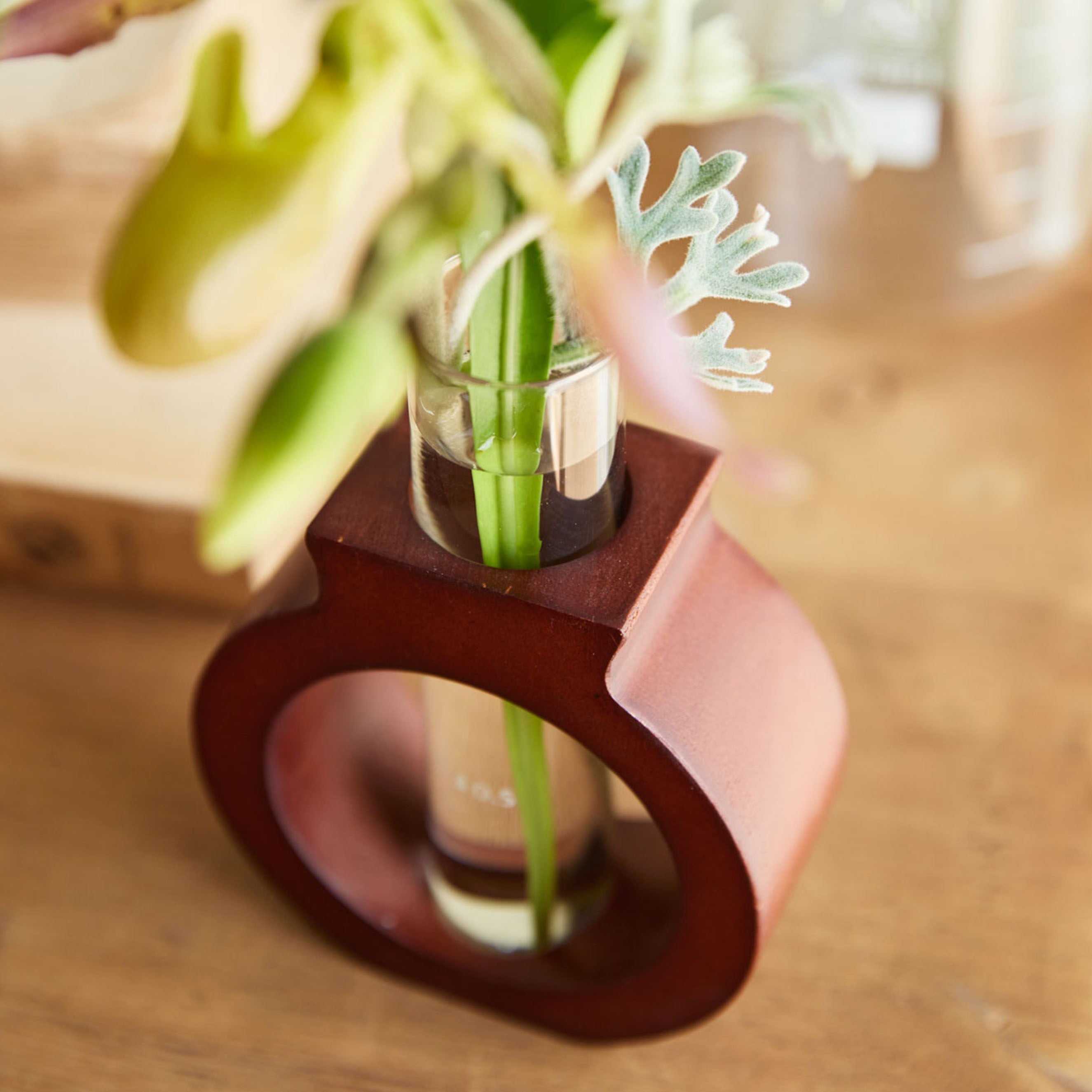 Labo 形状展開: ◯  外寸：9.5L×4W×14H, カラー展開: BROWN