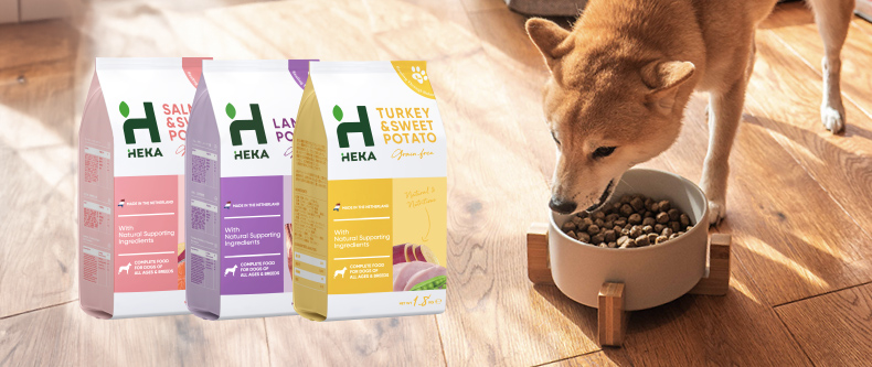 HEKAグレインフリードッグフード サーモン・ラム・ターキーの3種類と、ごはんを食べる柴犬