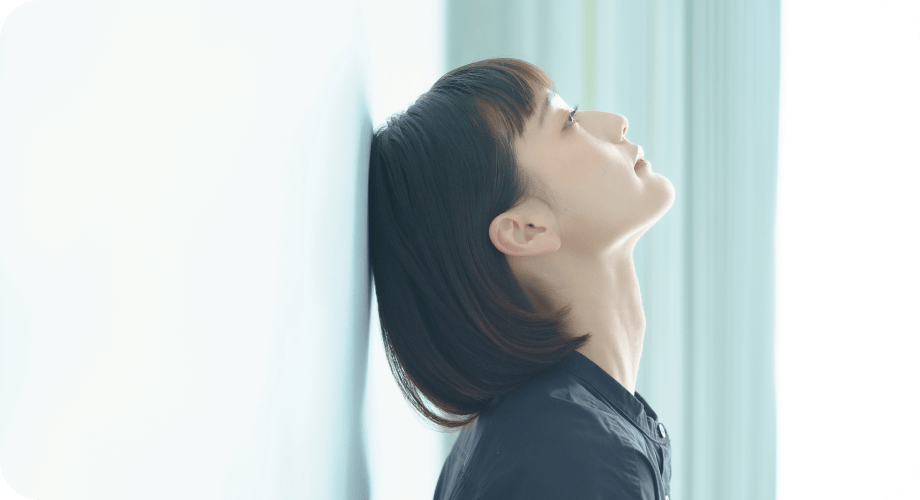 悩んでいるような女性