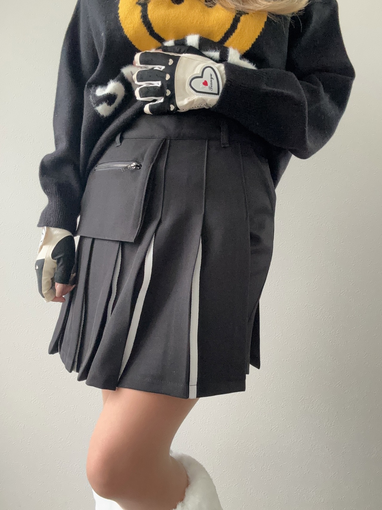 ポシェット付きラインプリーツスカート