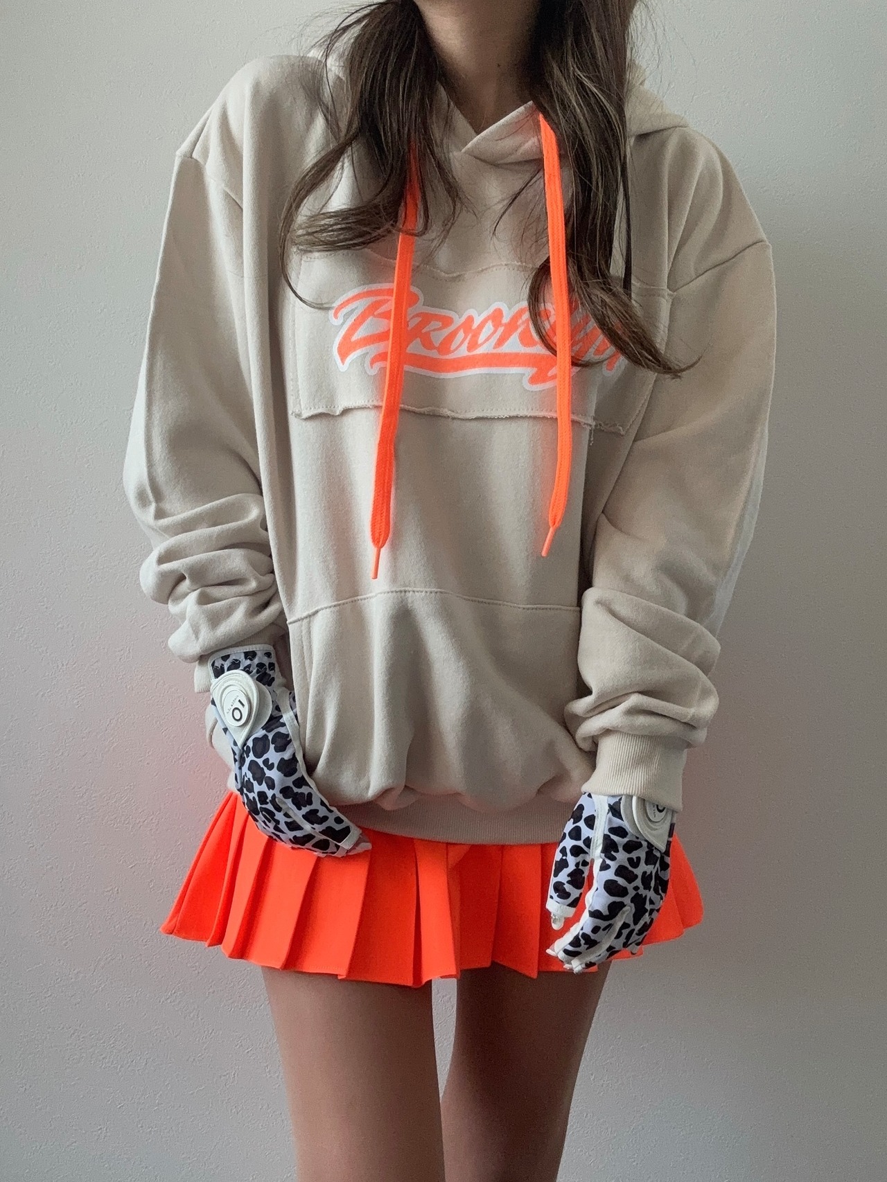 ネオンポイントフーディー