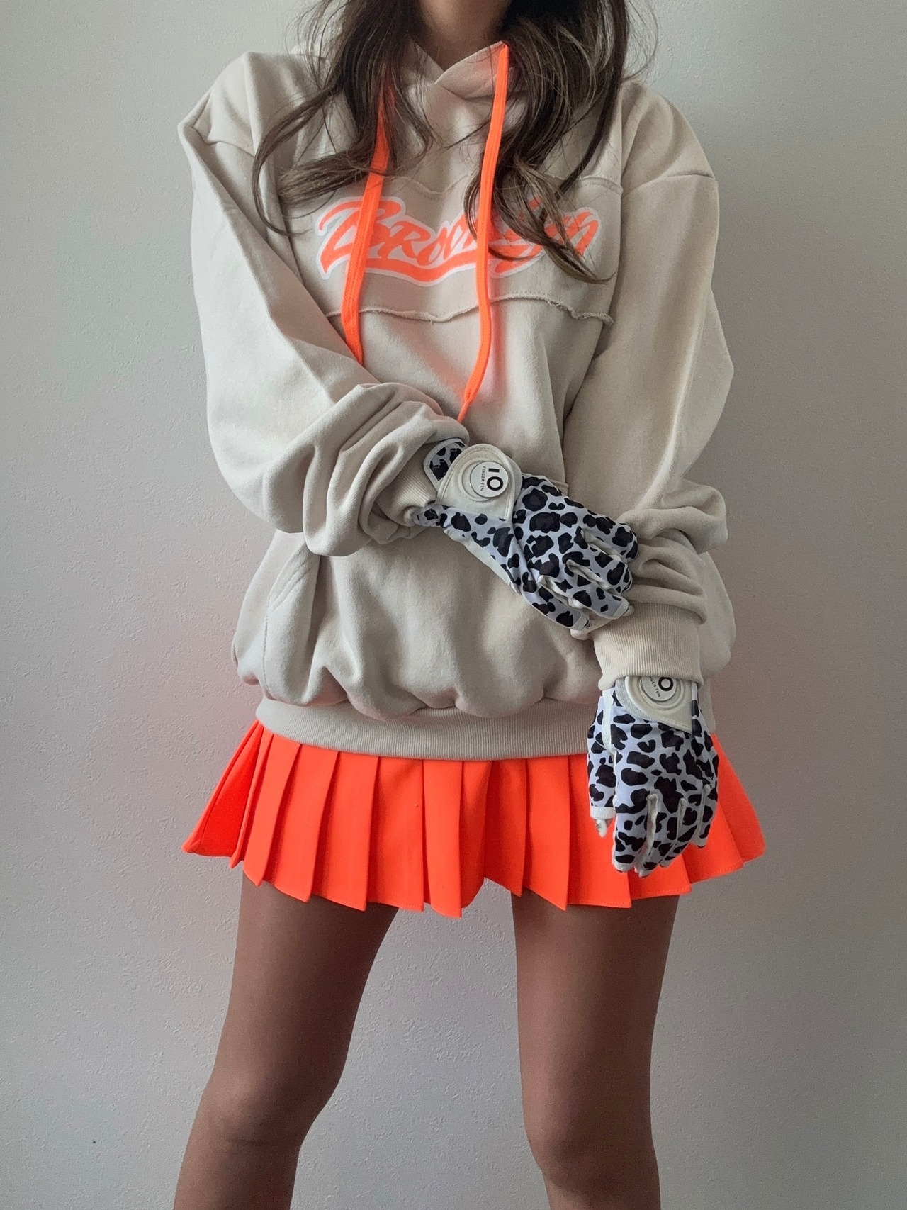 ネオンポイントフーディー