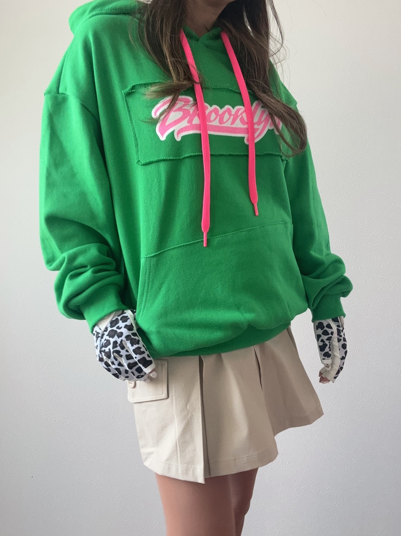 ネオンポイントフーディー