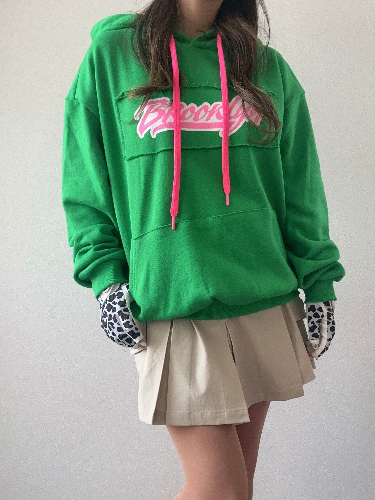 ネオンポイントフーディー