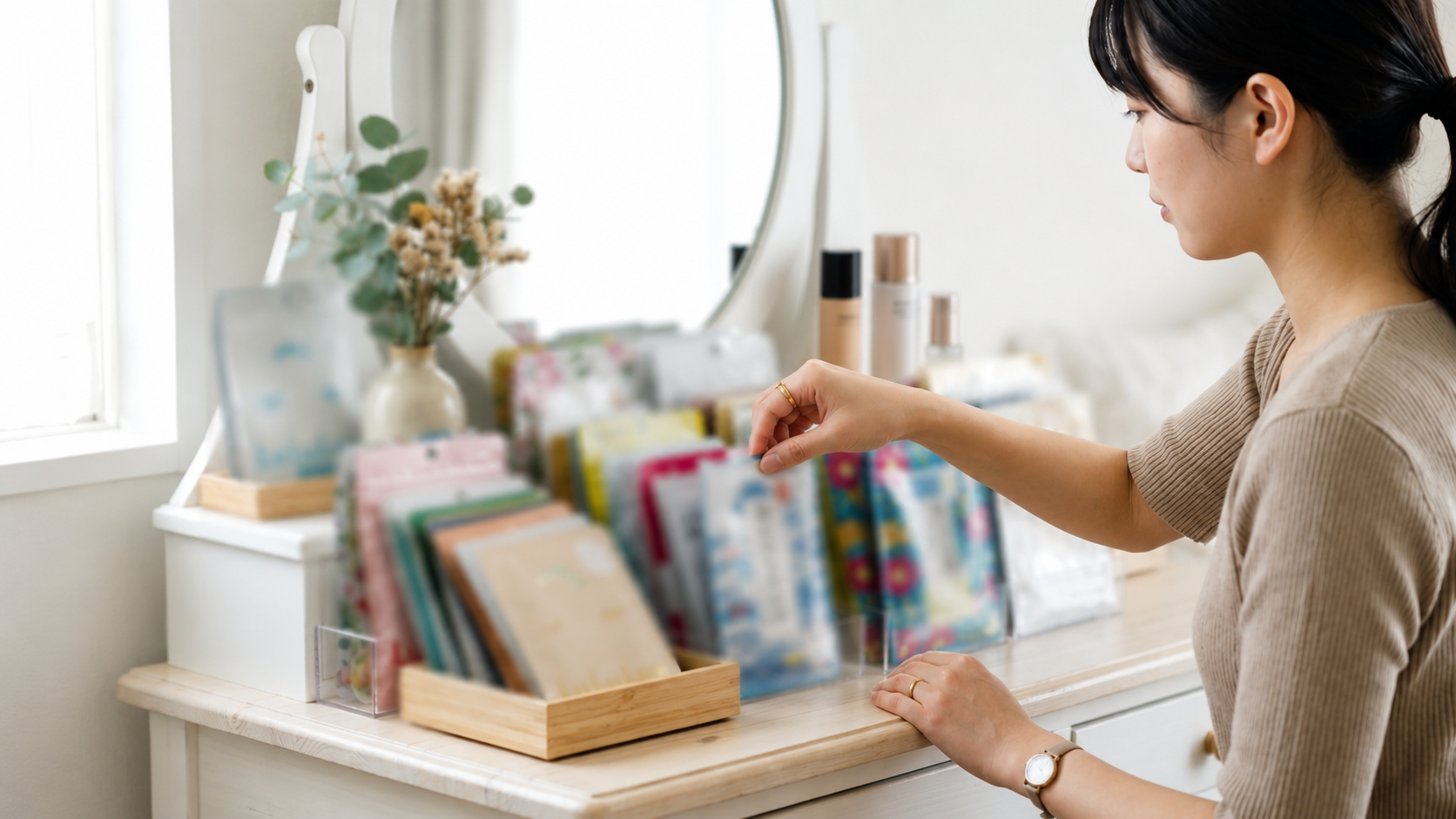 フェイスパックのうるおいを実感する女性