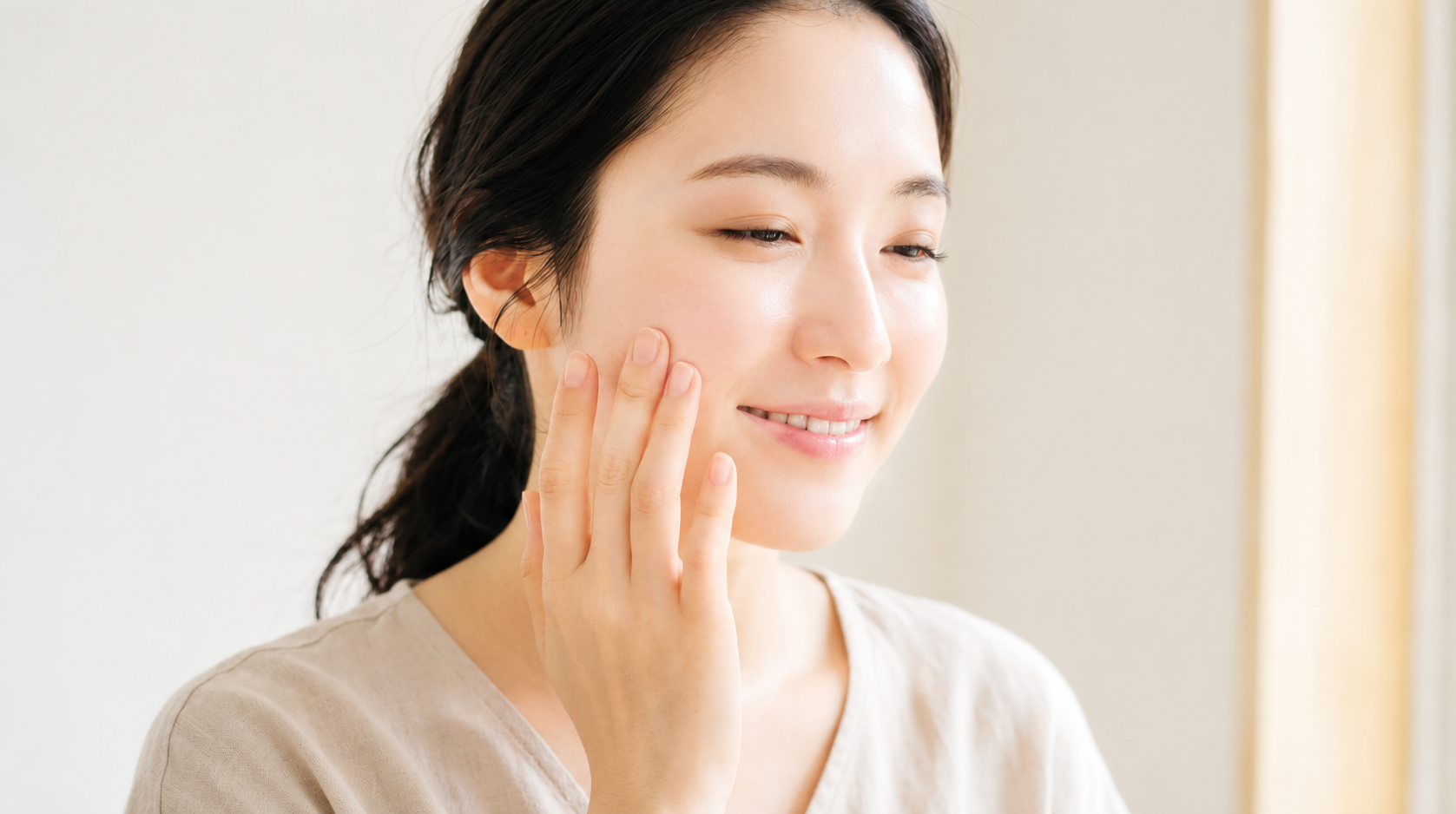 フェイスパックを使用する女性
