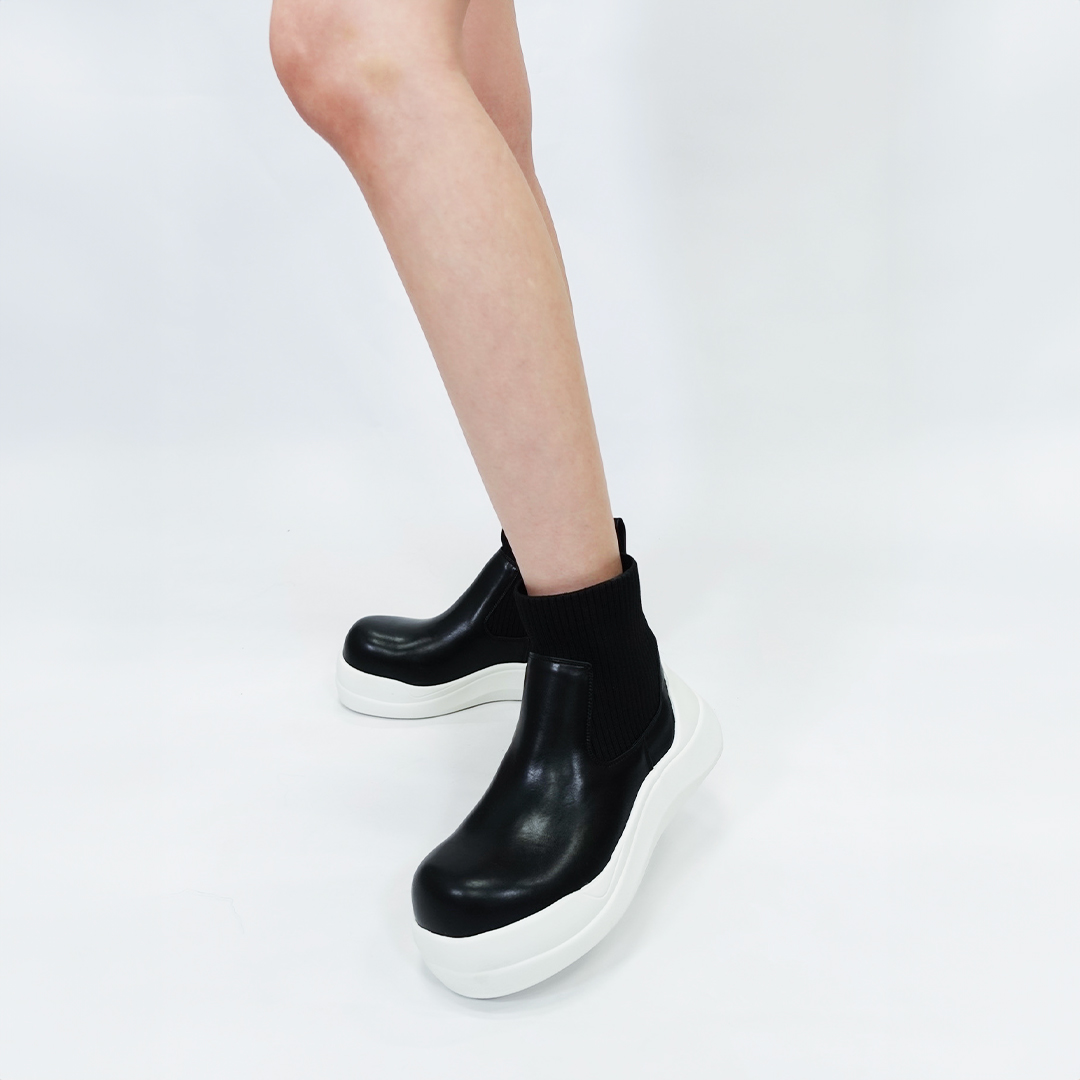 リブニットスニーカーブーツ ブラック/ホワイト サイズ: レディースS（~22.5cm）