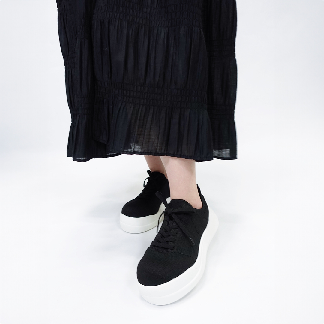 ストレッチニットスニーカー ブラック/ホワイト サイズ: レディースS（~22.5cm）