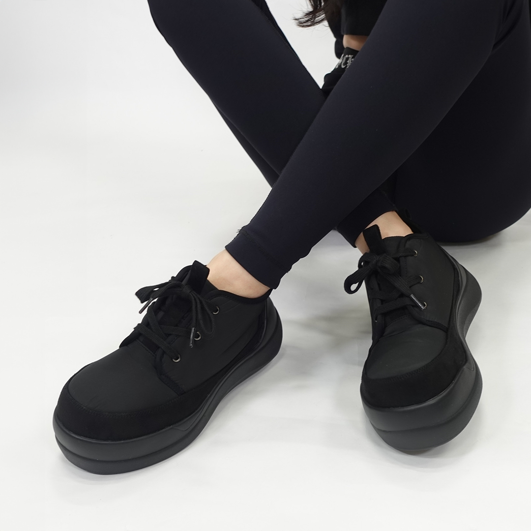 【即納】エアースニーカー ブラック/ブラック サイズ: レディースS（~23.0cm）